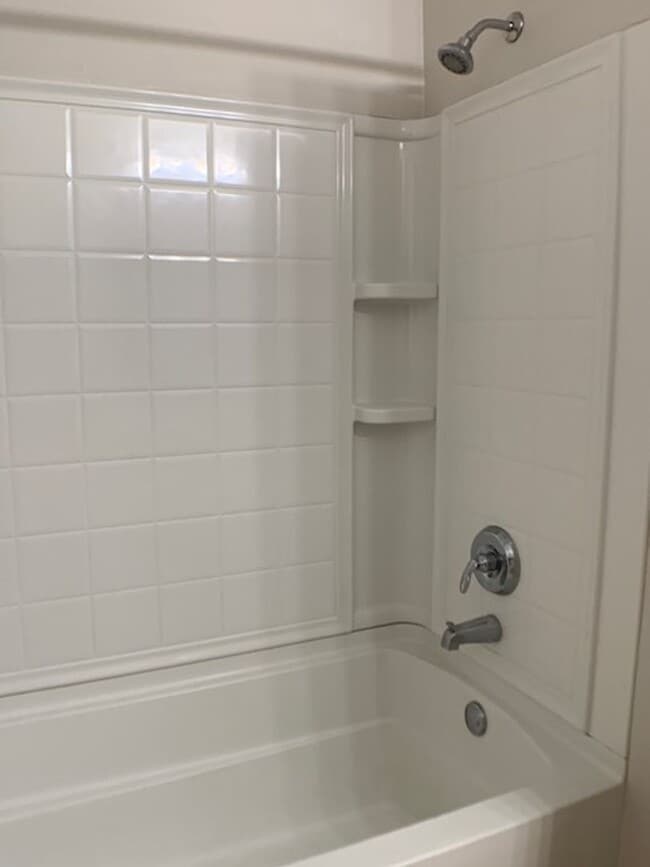 Building Photo - Newer 3 Bedroom off I-240