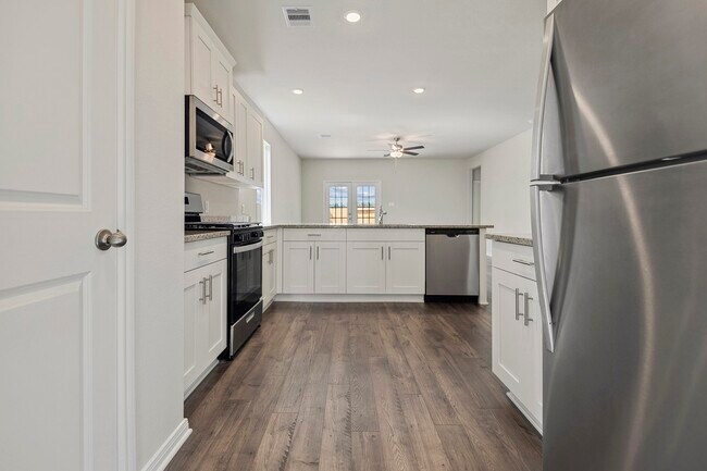 Building Photo - 15450 Maple Ter Dr