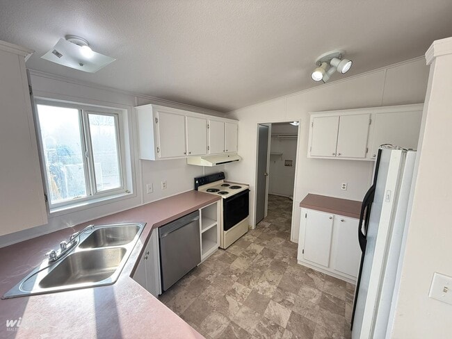 Building Photo - Large 3 Bed / 2 Bath Country Home on 1 Acre – Tieton, WA