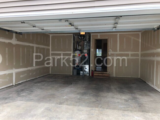 Building Photo - 3-Bedroom Duplex Home - Gated Community - South Hill