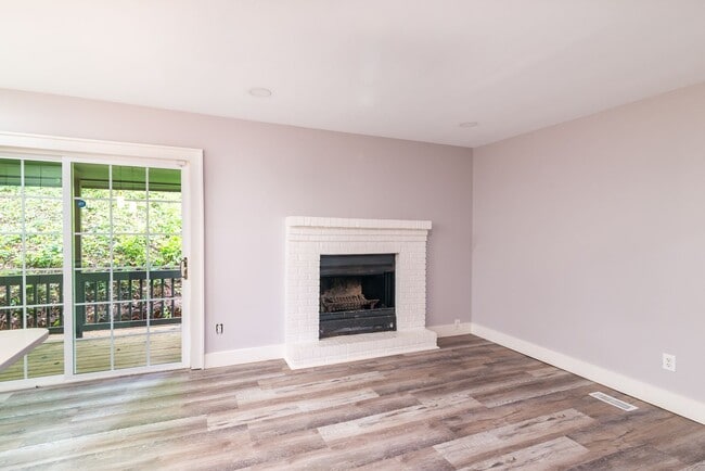 Building Photo - 3 Bedroom 2 Bath beautiful newly remodeled...