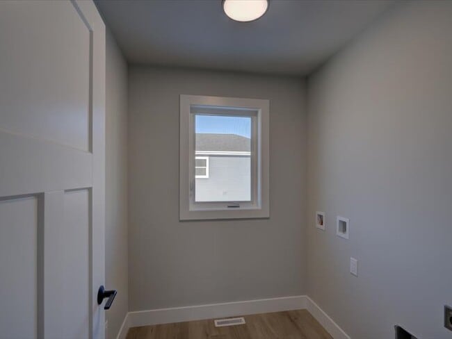 Building Photo - 4880 Romaine Rd