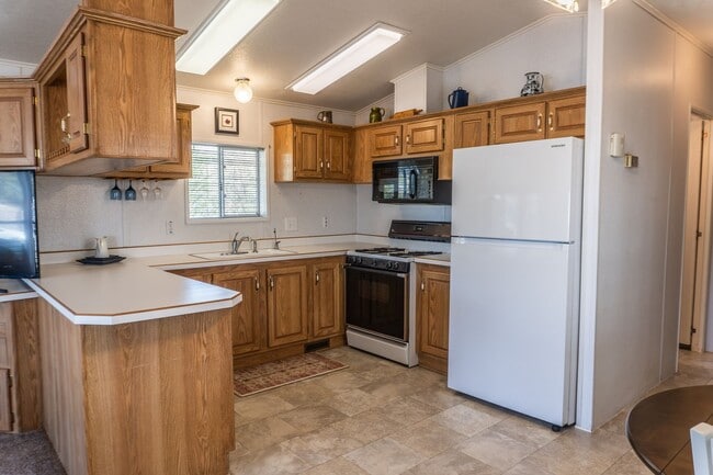 Building Photo - Cozy & Bright Manufactured Home in Fortuna...