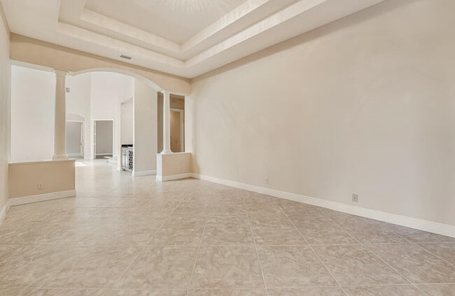 Building Photo - 10513 Versailles Blvd