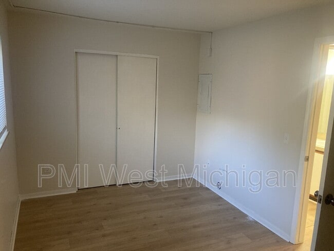 Building Photo - 6043 In the Pines Dr SE