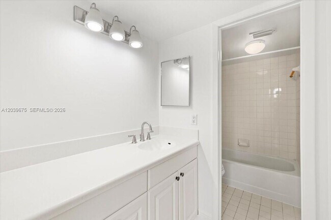 Building Photo - 999 Hamilton Dr