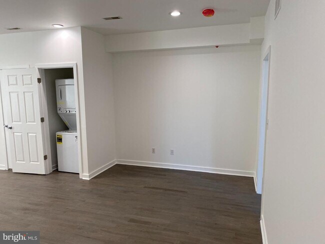 Building Photo - 528 N 34th St