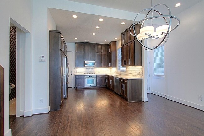 Building Photo - Stunning 3 Bedroom Townhome!