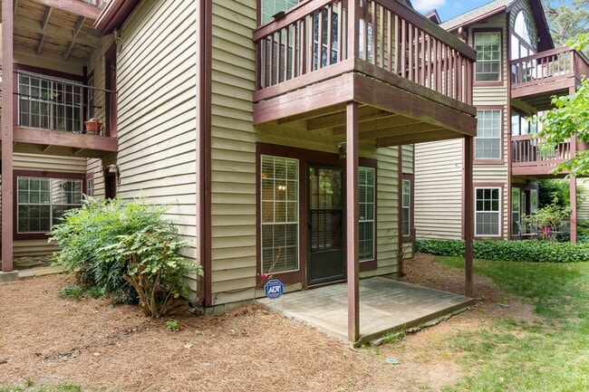 Building Photo - Terrace level condo in great Johns Creek location!