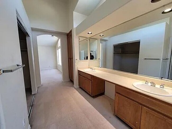 Building Photo - Spacious 4 Bed 3 Bath Home with a Pool!