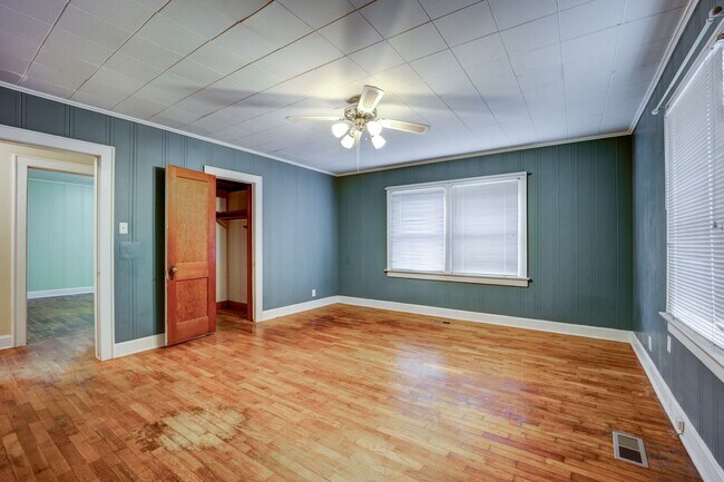 Building Photo - Freshly Updated 3 Bedroom House