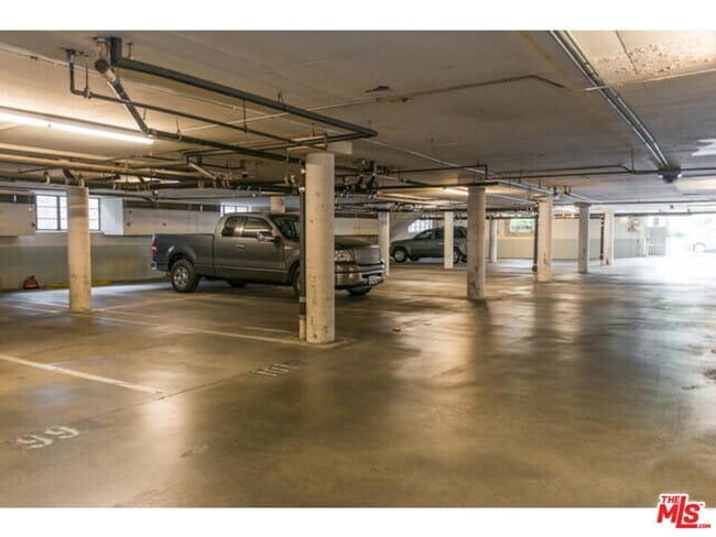 Building Photo - 525 N Sycamore Ave