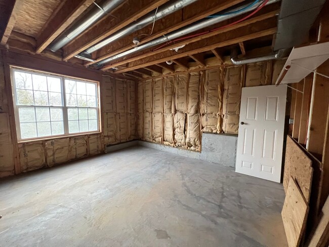 Building Photo - Open Floor plan with plenty of storage space!