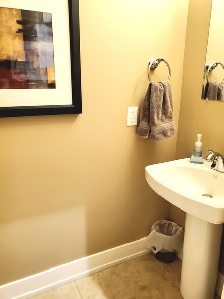 1/2 Bath - 1105 Mayberry Plaza