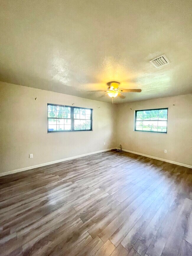 Building Photo - 3025 Briarwood Ln