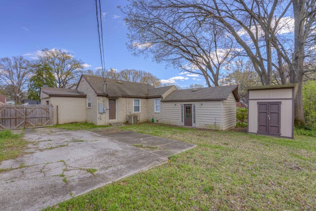 Building Photo - Charming 3-Bedroom Home with Hardwood Floo...