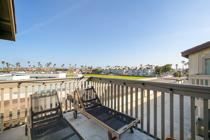Building Photo - 3042 Sunset Ln