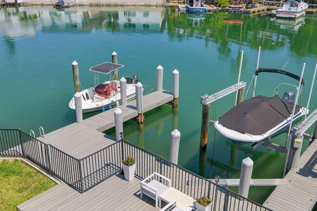 Building Photo - 8125 Crespi Blvd