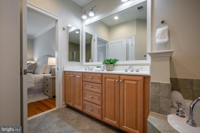 Building Photo - 420 Cook St