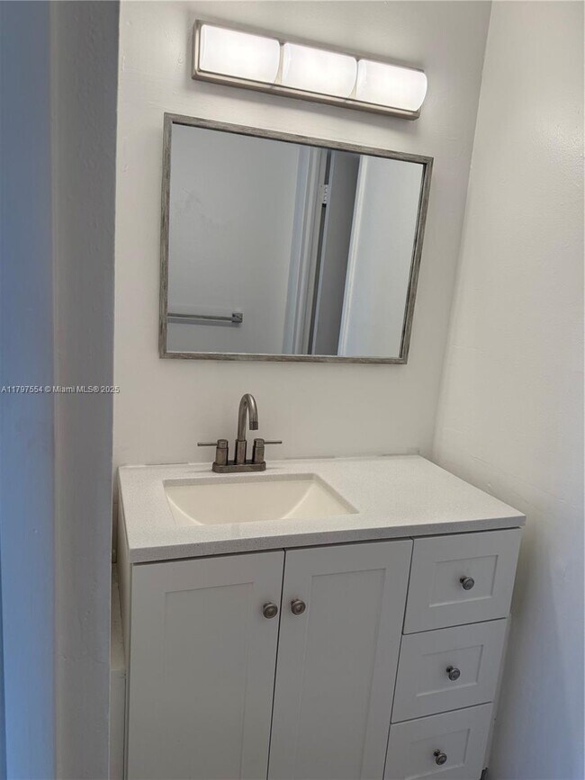 Building Photo - 870 SW 129th Pl