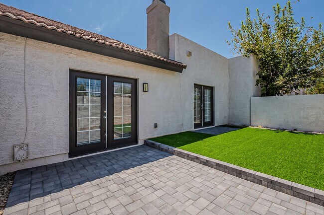 Building Photo - Fully Remodeled! 2 bed 2 bath Town-home in Central Phoenix!! Gated Community with Pool!