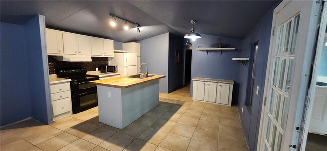 Building Photo - 448 County Rd 2235