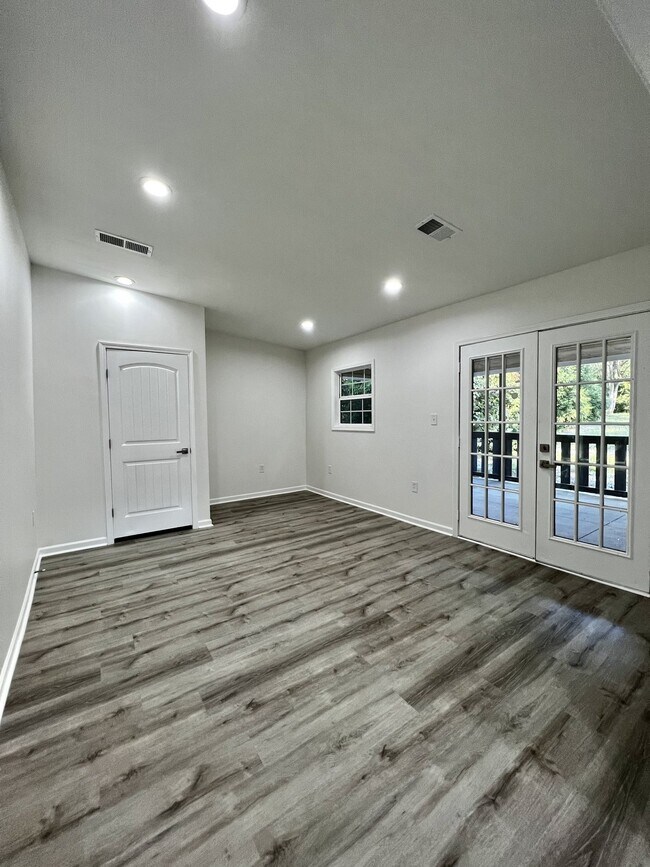 Building Photo - 947 Clark St