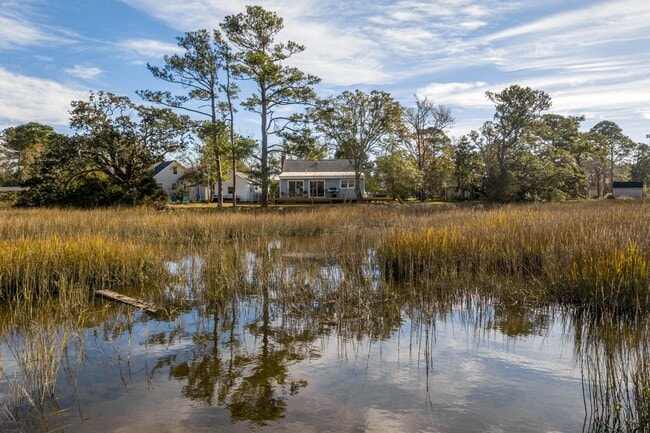 Building Photo - Marsh View Beaufort Home Available Now