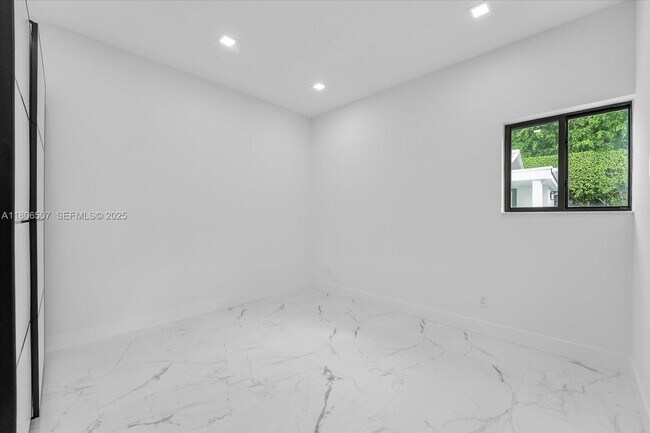 Building Photo - 112 E 1st Ct