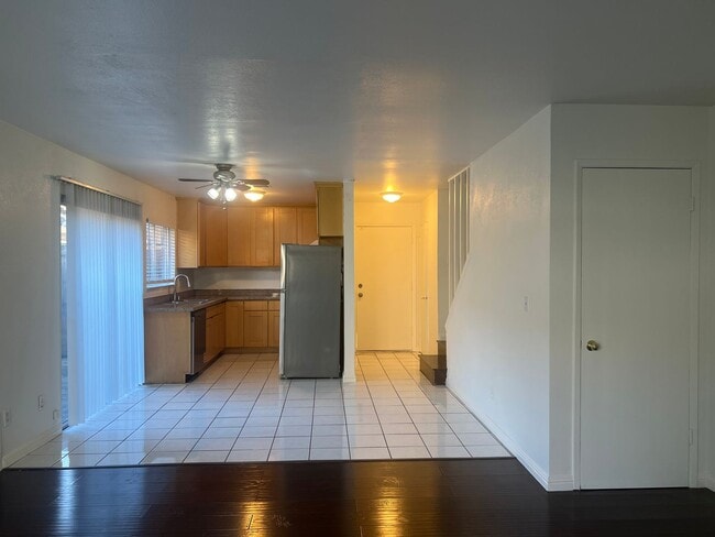 Building Photo - Duplex available in Little Saigon!