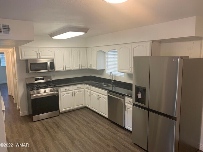 Building Photo - 580 N 9th Dr