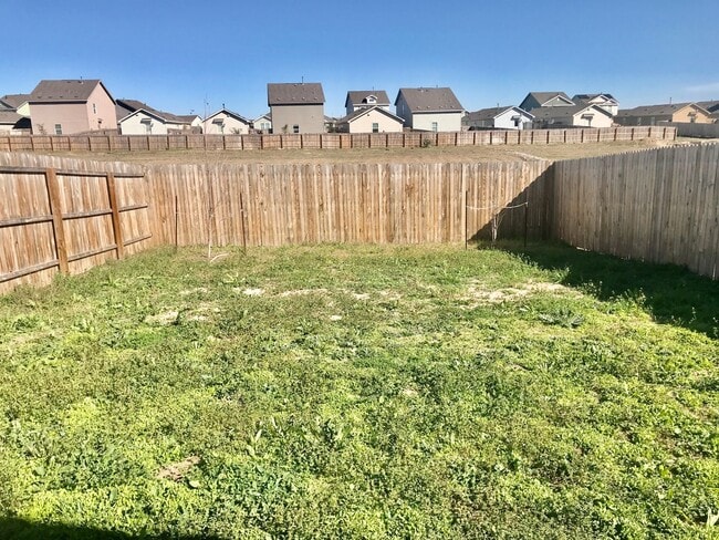 Building Photo - Beautiful home with great amenities!