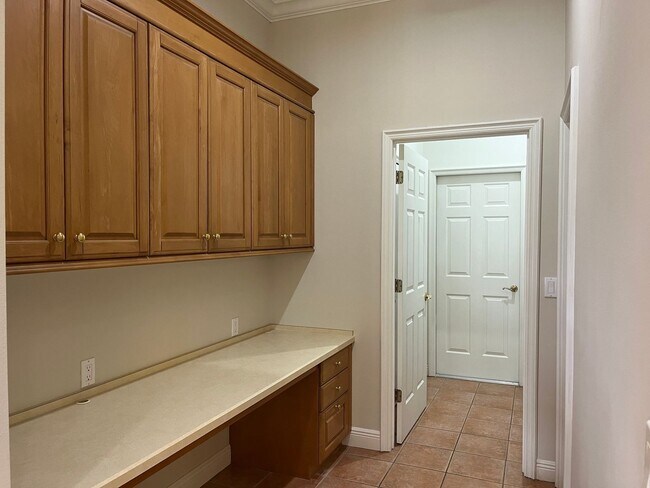 Building Photo - 2054 Sawgrass Dr