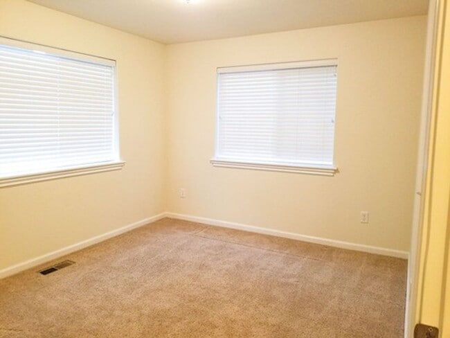 Building Photo - Clean 2 Bedroom. 2 bath apartment
