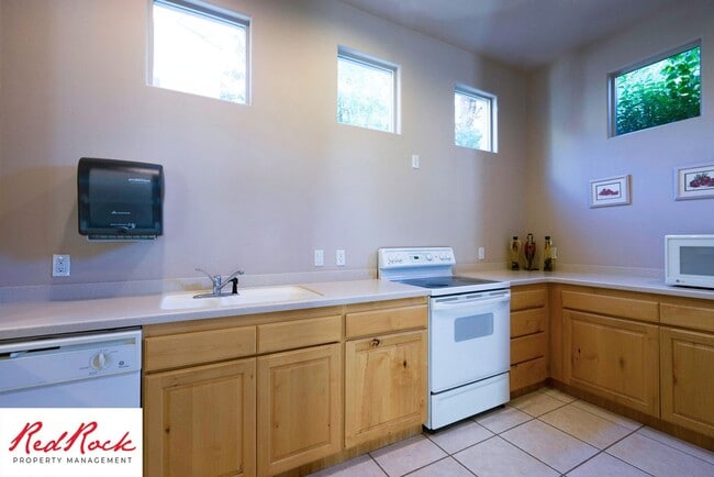 Building Photo - Remarkable 3 Bedroom Condo Next to Sunbroo...