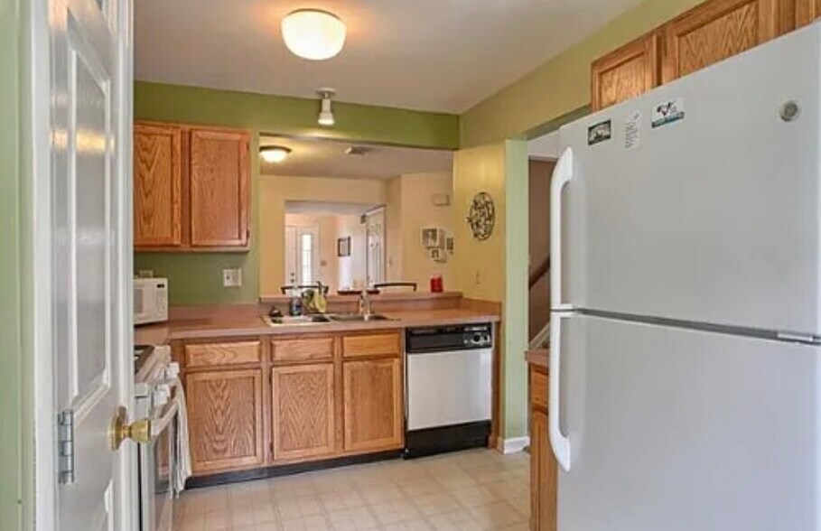 Kitchen (updated pictures coming soon) - 106 Fawn Rdg N