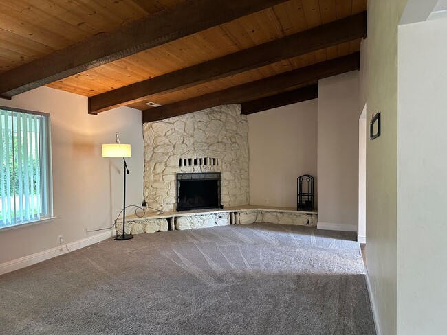 Building Photo - Beautifully maintained home in a peaceful setting