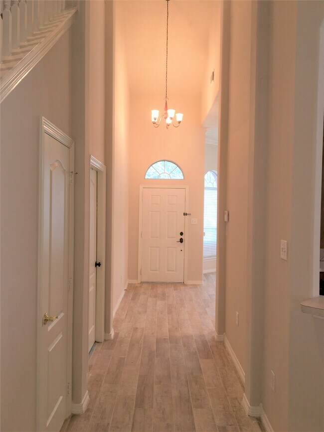 Building Photo - 2214 Valley View Crossing