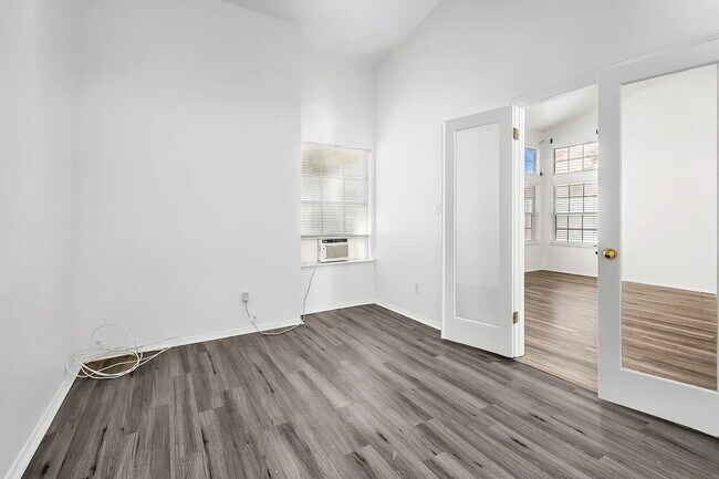 Building Photo - Spacious 3 Bedroom, 2 Bathroom with office!