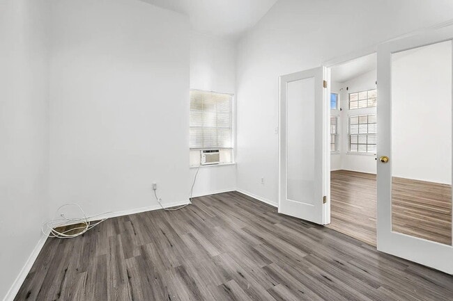Building Photo - Spacious 4 Bedroom, 2 Bathroom Home!