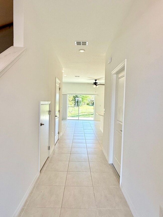 Building Photo - Designed for the way you live! 3Bedrooms/2.5Bath Edgewater Townhome