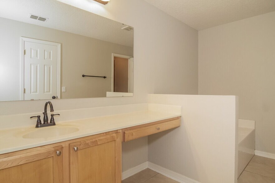 Building Photo - 4650 Salamander St