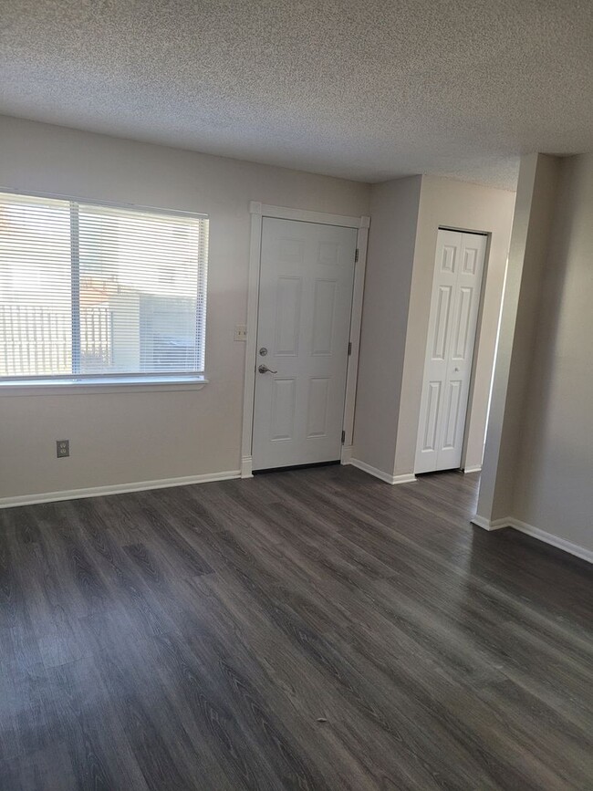 Building Photo - FOR RENT!! CUTE AND COZY 2 BED 1.5 BATH WITH GARAGE (MOVE IN SPECIAL)...