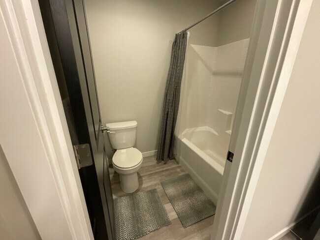 Building Photo - Furnished 4BR/3.5BA Home w/ Modern Ameniti...