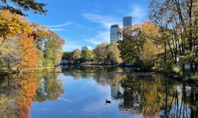 Building Photo - 452 Park Dr