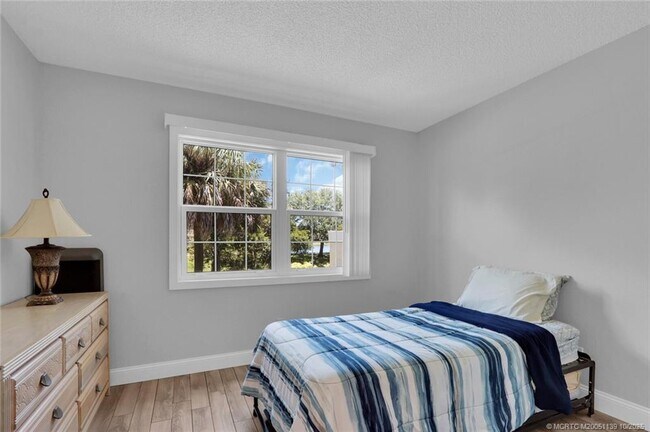 Building Photo - 1504 SE Royal Green Cir