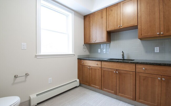 Building Photo - 76 Main St