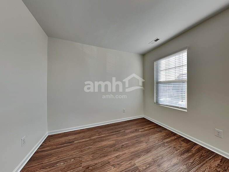 Building Photo - 4483 Middletown Dr