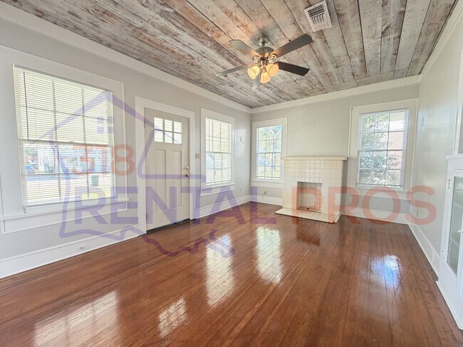 Building Photo - Recently Updated 3 Bedroom House