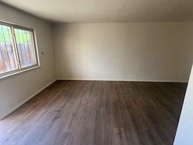 Building Photo - 4 Bedroom fourplex in Albuquerque